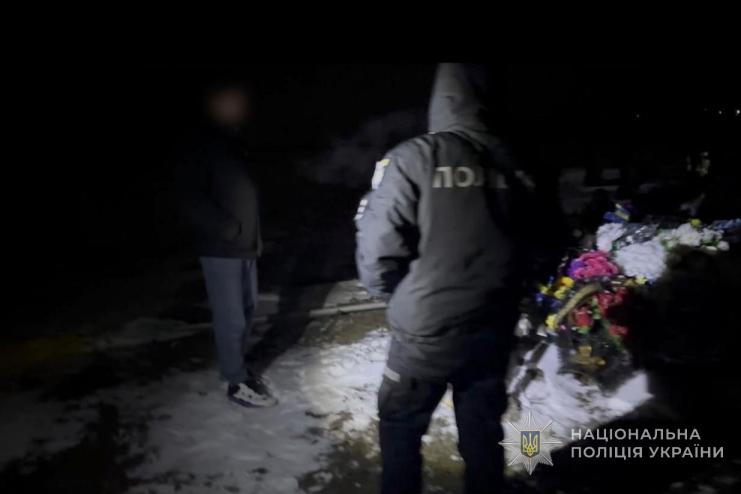 Поліцейські затримали чоловіка, причетного до пошкодження пам’ятників на кладовищі в Одеській області