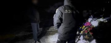 Поліцейські затримали чоловіка, причетного до пошкодження пам’ятників на кладовищі в Одеській області