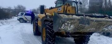 На Одещині під час виконання робіт із посипання дороги піском загинув чоловік