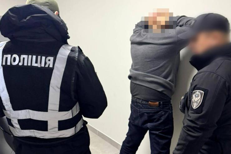 Одеського митника затримали під час отримання хабаря за «спрощене» оформлення вантажів