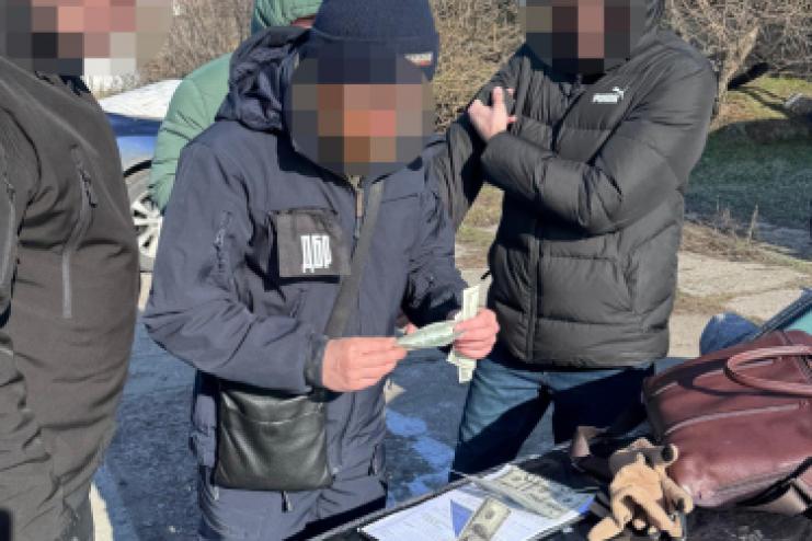 На кордоні з Молдовою затримано прикордонника за пропуск автомобілів за хабар