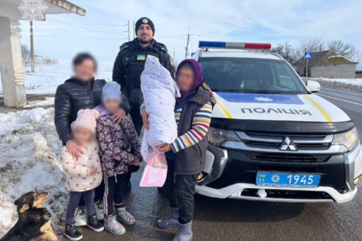 20 кілометрів пішки з новонародженим: на трасі М-15 родині прийшли на допомогу