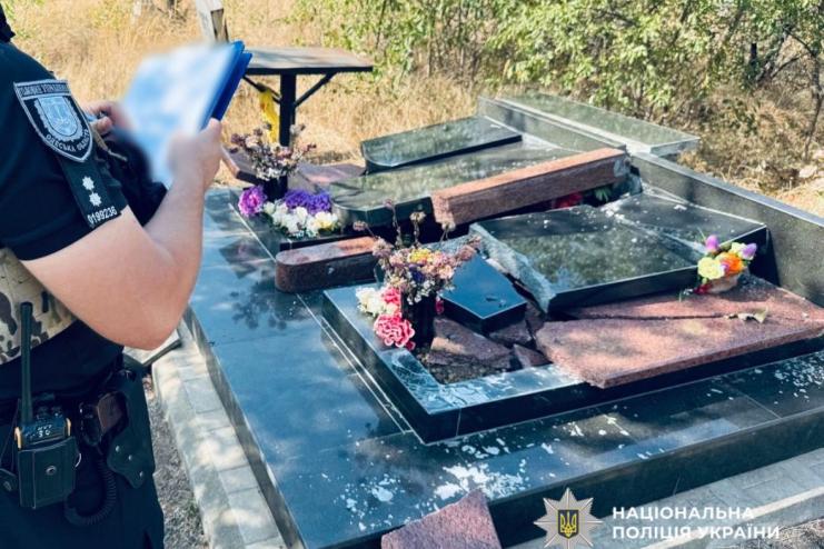 В Одесі чоловіка засудили за руйнування 86 пам’ятників на кладовищі