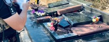 В Одесі чоловіка засудили за руйнування 86 пам’ятників на кладовищі