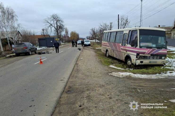 Виїхав із узбіччя та врізався в автобус: на Одещині сталася смертельна аварія