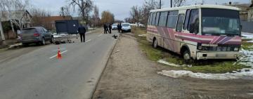 Виїхав із узбіччя та врізався в автобус: на Одещині сталася смертельна аварія