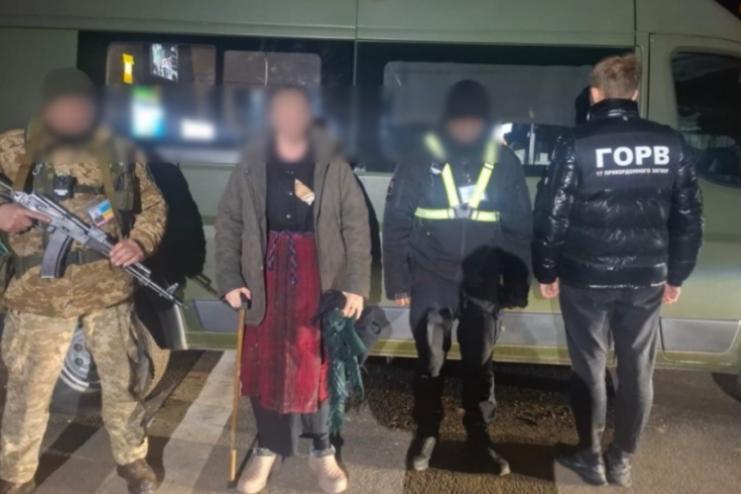 На Одещині водійка намагалася вивезти 30-річного чоловіка до Молдови, замаскувавши його під 71-річну жінку