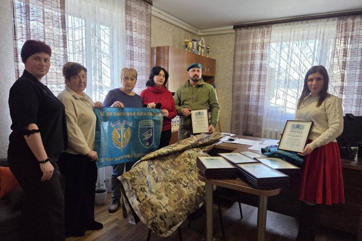 Заклади освіти Арцизької громади передали 45 антидронових плащів морським піхотинцям