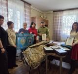 Заклади освіти Арцизької громади передали 45 антидронових плащів морським піхотинцям