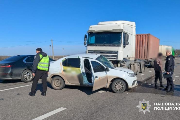 Неподалік Сарати сталася ДТП за участю легковика та вантажівки: водія госпіталізовано