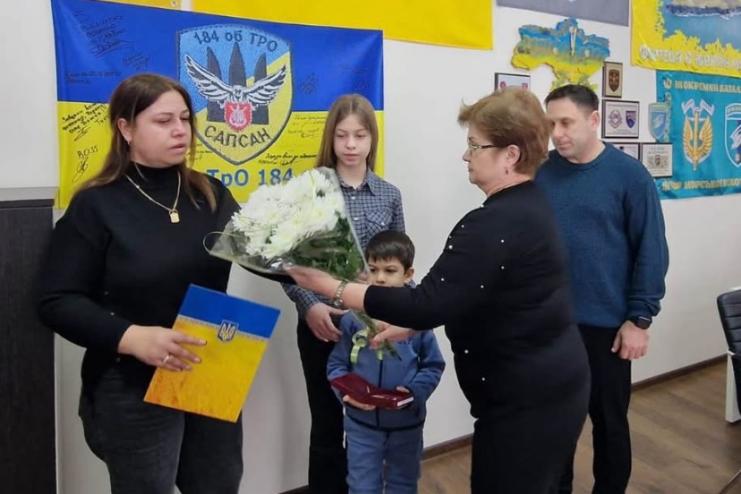 Орден «За мужність» посмертно вручили родині захисника Дениса Проданова