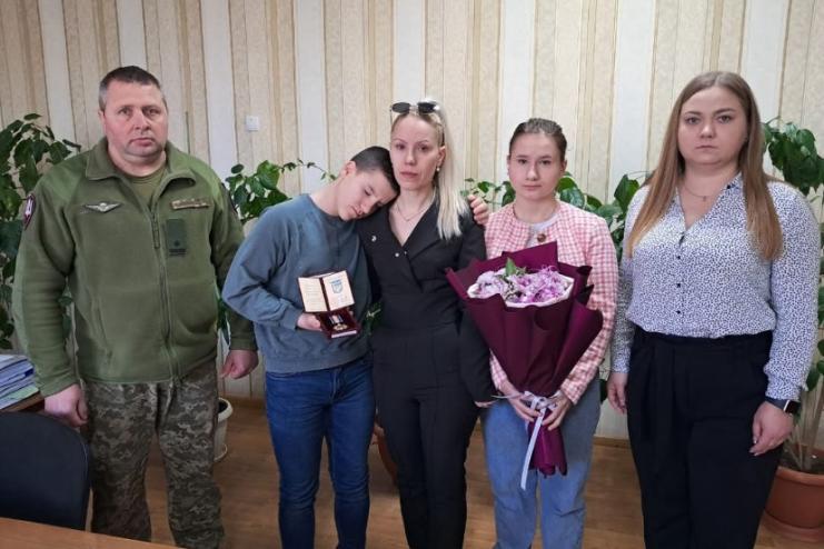 Орден «За мужність» (посмертно) вручено рідним солдата Дениса Катєла