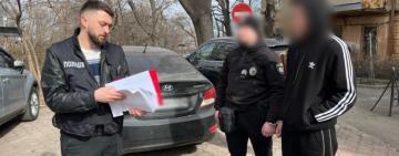 Хотів «легких грошей» і спалив чуже авто: в Одесі викрили 18-річного палія