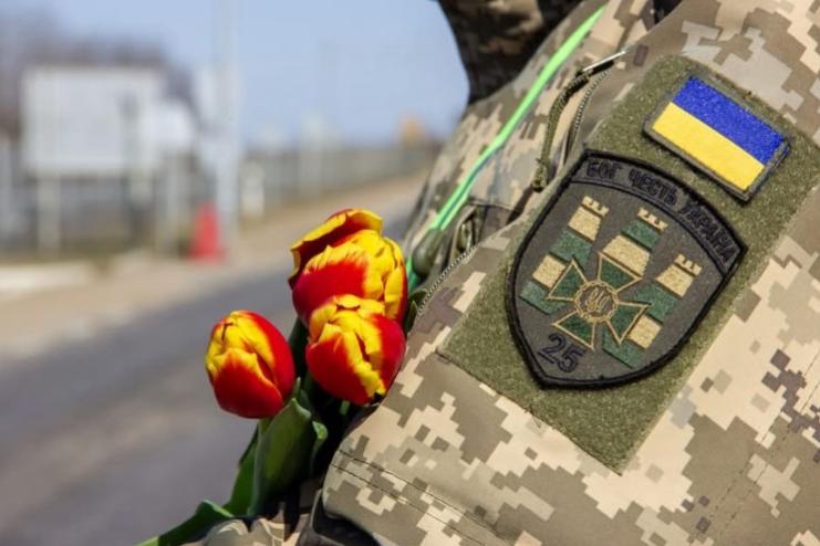 На Одещині прикордонники привітали подорожувальниць із Міжнародним днем боротьби за права жінок 