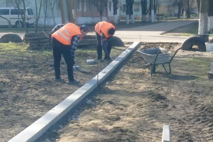 Спільними зусиллями: в Арцизі меценат і міська влада облаштовують тротуарну зону