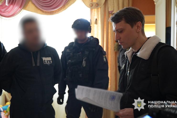 На Одещині поліцейські викрили шахрайську групу, яка ошукувала військових на елітні авто та відмивала прибутки