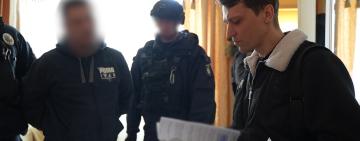 На Одещині поліцейські викрили шахрайську групу, яка ошукувала військових на елітні авто та відмивала прибутки