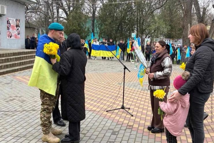 Вистояв і повернувся: Бессарабська громада зустріла незламного захисника
