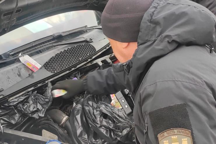 На кордоні з Молдовою викрили контрабанду: іноземець приховав товар під капотом авто