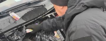 На кордоні з Молдовою викрили контрабанду: іноземець приховав товар під капотом авто