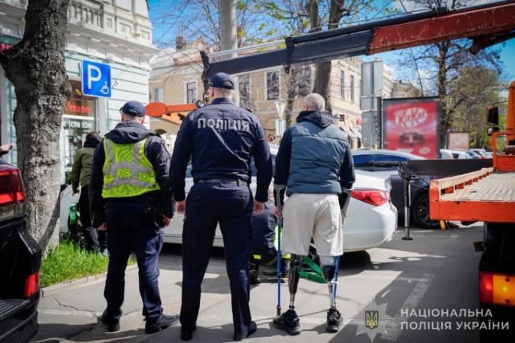 Поліцейські закликають водіїв дотримуватися правил паркування транспортних засобів на місцях, призначених для людей з інвалідністю