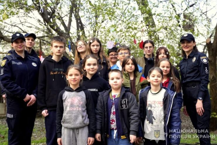 Напередодні Великодня одеські ювенальні поліцейські провели національно-патріотичний захід для дітей-переселенців