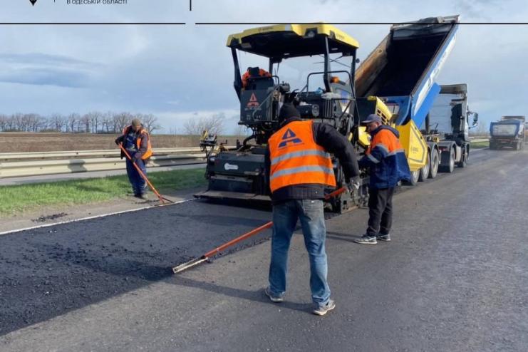 На дорогах Одещини ліквідовують наслідки зими: вже відремонтовано понад 293 тисячі квадратних метрів покриття