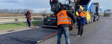 На дорогах Одещини ліквідовують наслідки зими: вже відремонтовано понад 293 тисячі квадратних метрів покриття
