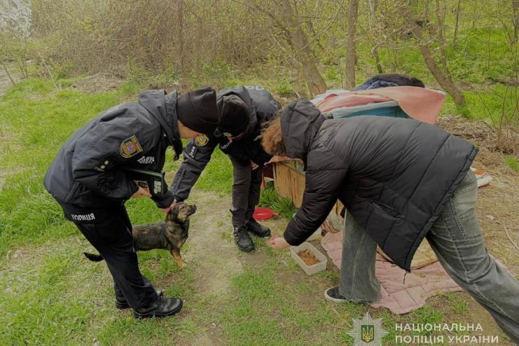 В Ізмаїлі поліцейські зробили доброю традицією турботу про безпритульних тварин