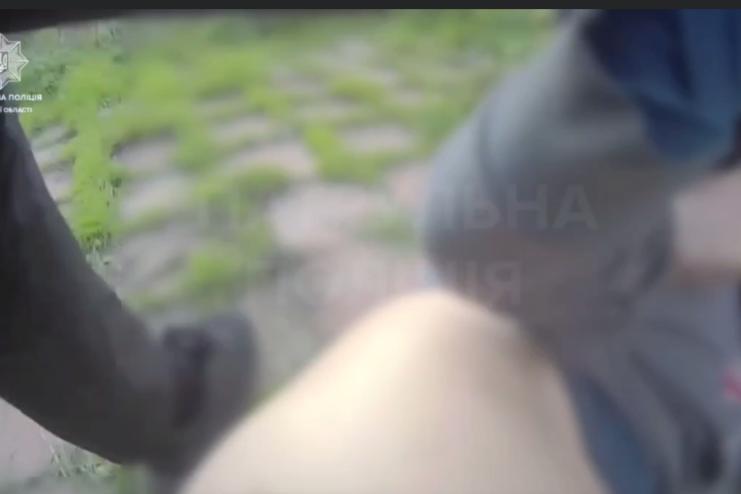 В Одесі чоловік із ножем погрожував перехожим і травмував дитину: його затримали патрульні