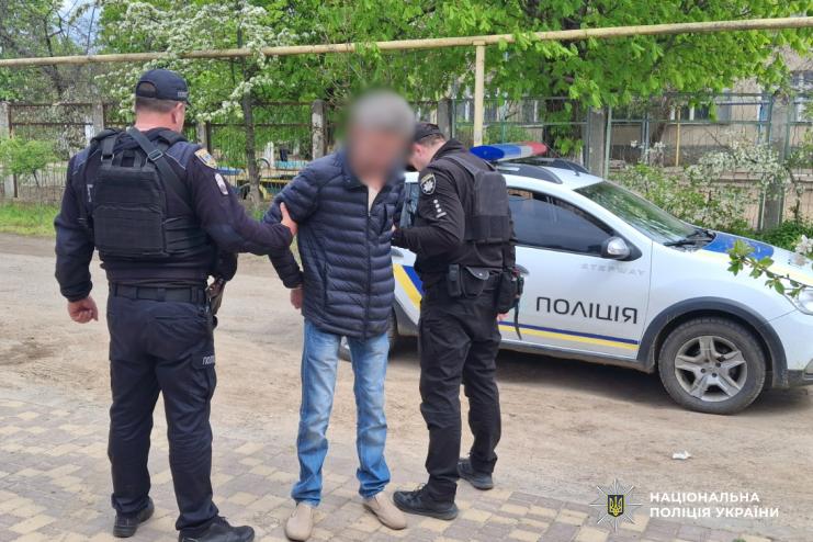 На Одещині п’яний чоловік зі зброєю прийшов до школи по сина: його затримала поліція