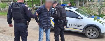 На Одещині п’яний чоловік зі зброєю прийшов до школи по сина: його затримала поліція