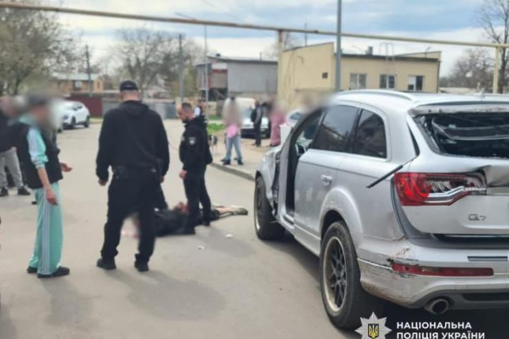 Серед білого дня з пістолетом: на Одещині чоловік пограбував, спричинив ДТП і викрав авто