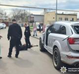 Серед білого дня з пістолетом: на Одещині чоловік пограбував, спричинив ДТП і викрав авто