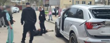 Серед білого дня з пістолетом: на Одещині чоловік пограбував, спричинив ДТП і викрав авто