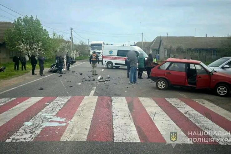 Подробиці вчорашньої ДТП у селищі Камчик за участю мотоцикла та двох автівок