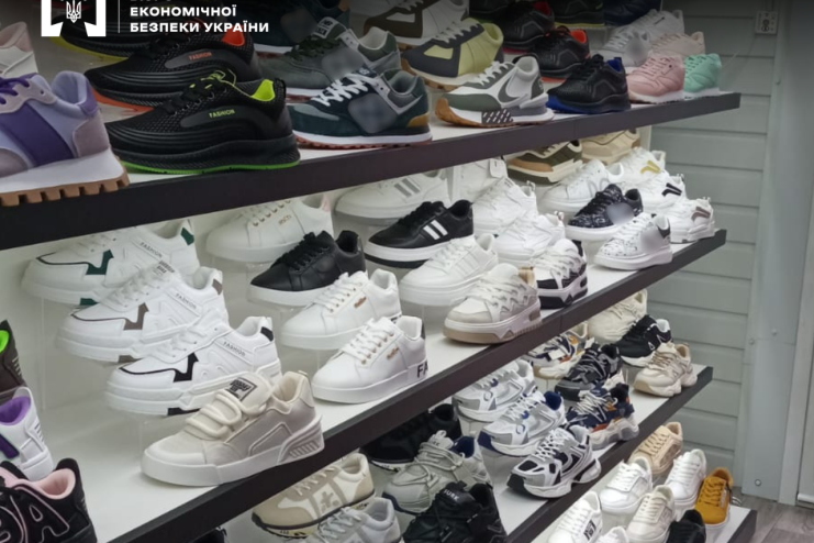 Підроблені бренди за мільйони: в Одесі викрили незаконний бізнес із продажу фейкового взуття