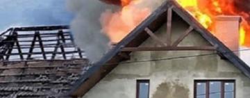 Пожежа в центрі Ізмаїла: вогонь знищив покрівлю закладу та перекинувся на сусідні будівлі