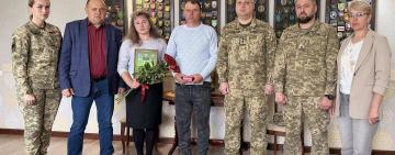 Батькам загиблого прикордонника з Одещини вручили державну нагороду сина