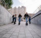В Україні зареєстрували петицію із пропозицією про заборону електросамокатів для дітей до 14 років та обов’язкові курси для водіїв