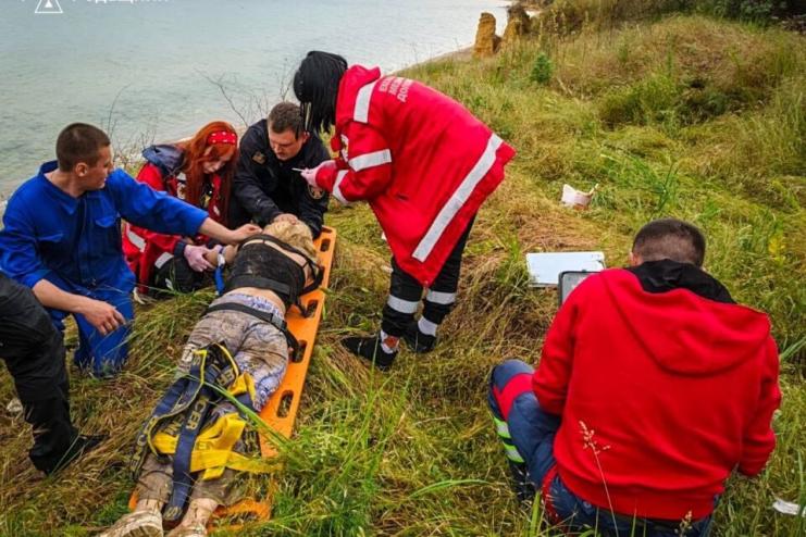 На Одещині рятували дівчину, яка впала з крутого обриву
