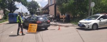В Ізмаїлі внаслідок ДТП травмувалися троє дітей: автівку після зіткнення відкинуло на тротуар