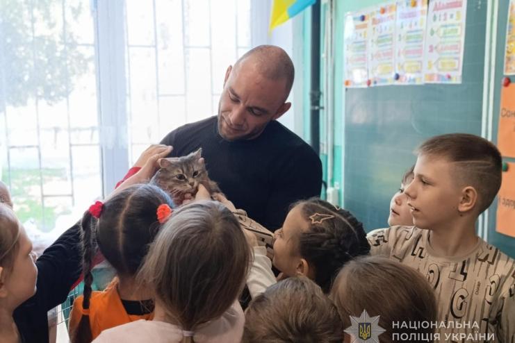 Уроки доброти від поліції та зоозахисників: ізмаїльських ліцеїстів вчили турботи про чотирилапих