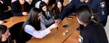 Дрони, відбитки пальців та захисні костюми: для ліцеїстів із Сарати та Татарбунарів влаштували день із криміналістами