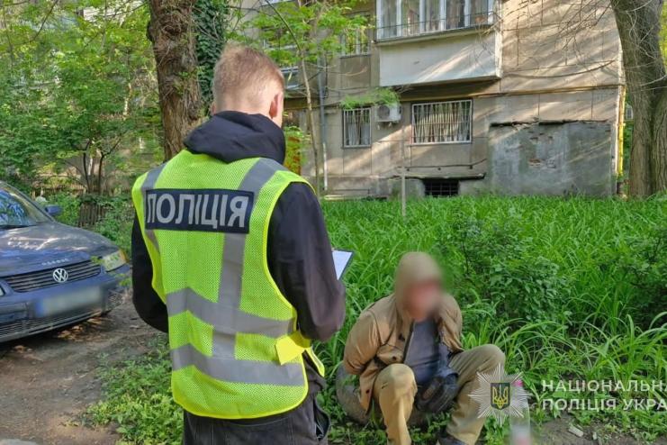 В Одесі викрили 54-річного чоловіка у збуті наркотиків та зберіганні зброї