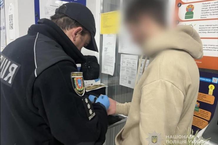 Скоїли розбійний напад на літнє подружжя та їхнього неповнолітнього онука: поліцейські завершили розслідування щодо чотирьох зловмисників 
