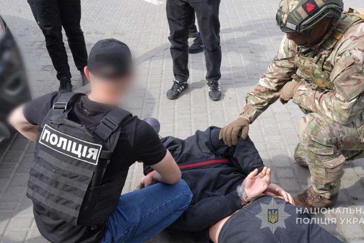 На Одещині військовослужбовця підозрюють у вимаганні 6 тисяч доларів за вплив на проходження служби