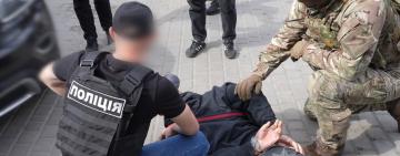 На Одещині військовослужбовця підозрюють у вимаганні 6 тисяч доларів за вплив на проходження служби