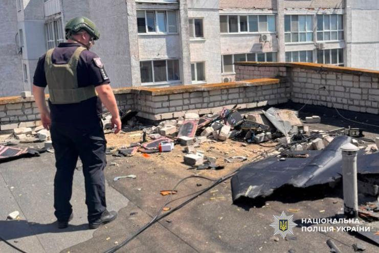 Посеред вулиці та на даху 14-поверхівки: вибухотехніки поліції знешкодили два нерозірвані дрони на Одещині