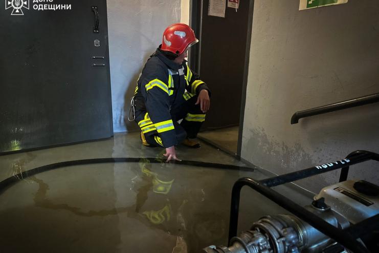 У Білгороді-Дністровському рятувальники відкачували воду з дитячого садка та приватного сектору